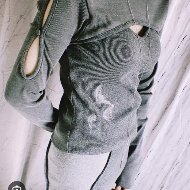 (에스파 지젤 착용) 메조쿤스트 레이어 컷아웃 긴팔티