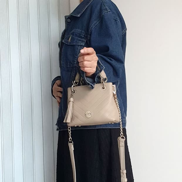 메트로시티 아담한 사각 크로스백 중고 가방 은피아노