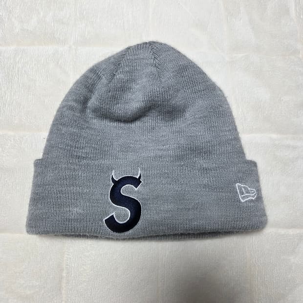슈프림 뉴에라 S로고 비니 헤더 그레이
