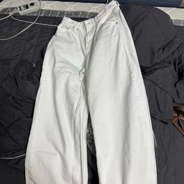 유니클로 배기커브진 화이트 23