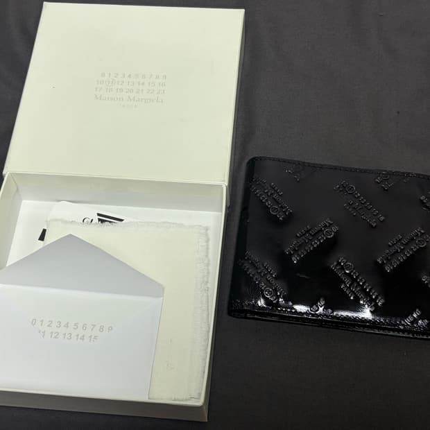 메종 마르지엘라 18SS 로고 엠보싱 반지갑 블랙