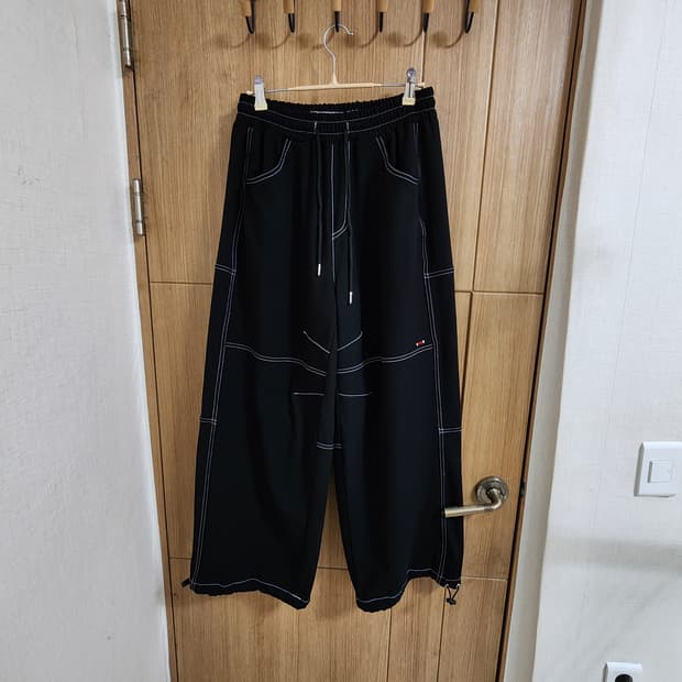 (M)로맨틱 크라운 블랙 스티치 와이드 스트링 팬츠