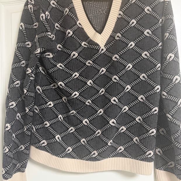 구찌 브이넥 니트