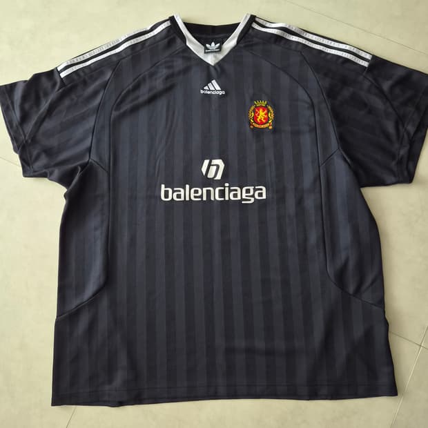 발렌시아가 x 아디다스 오버사이즈 풋볼 티셔츠