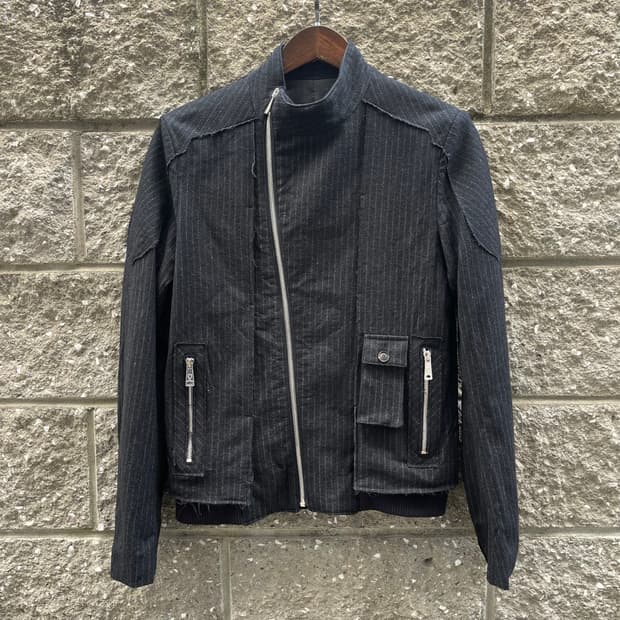 [46] 디크낙 사선 핀스트라이프 지퍼 디테일 숏 자켓