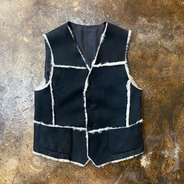 (M) the letters 무스탕 조끼