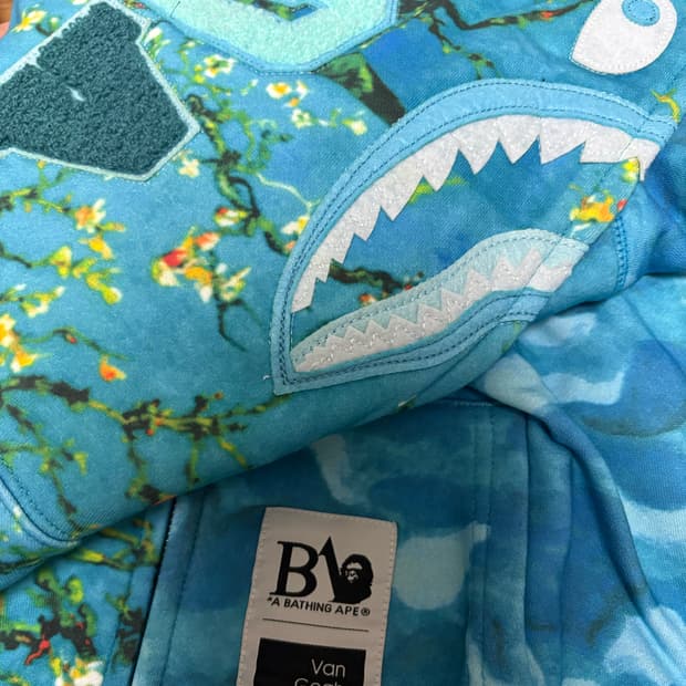 베이프 x 반 고흐 뮤지엄 샤크 풀 집 후드 삭스