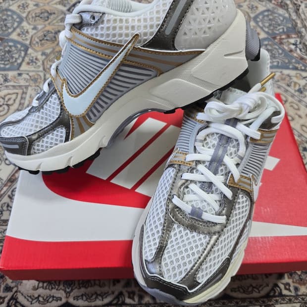 (275/US9.5)(새상품)나이키 줌 보메로 5 메탈릭 실버 골드