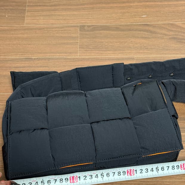 보테가베네타 패디드 카세트 백 (패딩 카세트백) 블랙 파파야