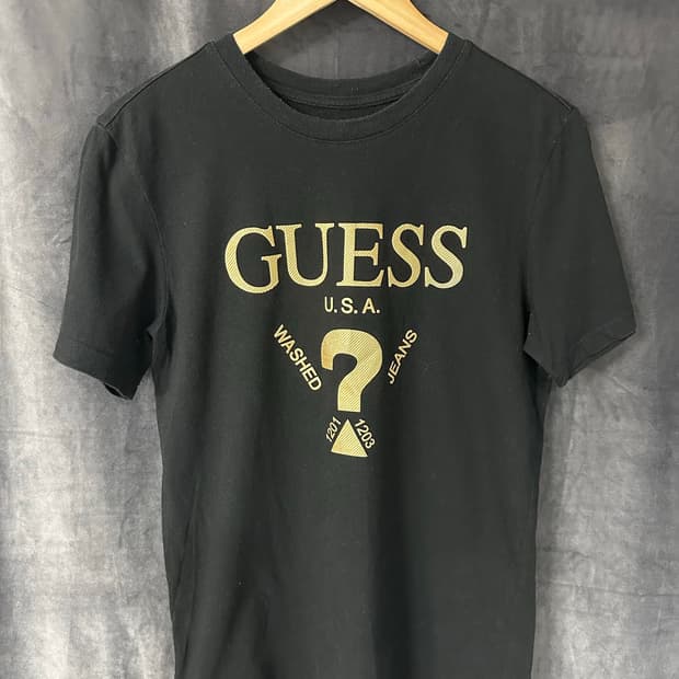 게스 GUESS 블랙 골드 로고 반팔 티셔츠 M