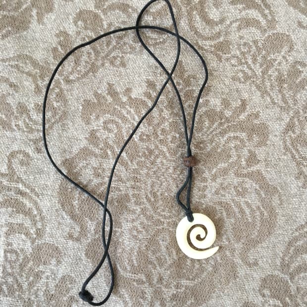 pendent point necklace