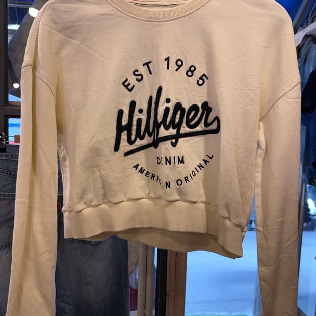 타미힐피거 데님 화이트 크롭 맨투맨