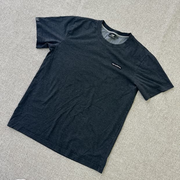 105 뉴발란스 차콜 반팔티0413D