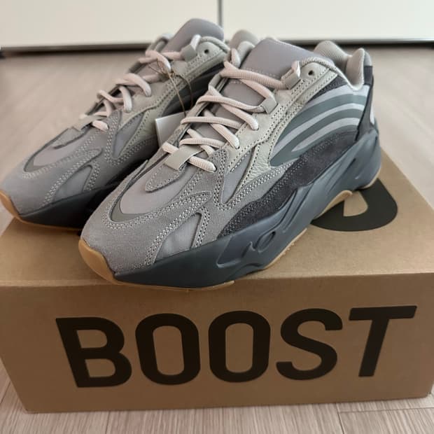 [275] 이지 부스트 700 V2 테프라