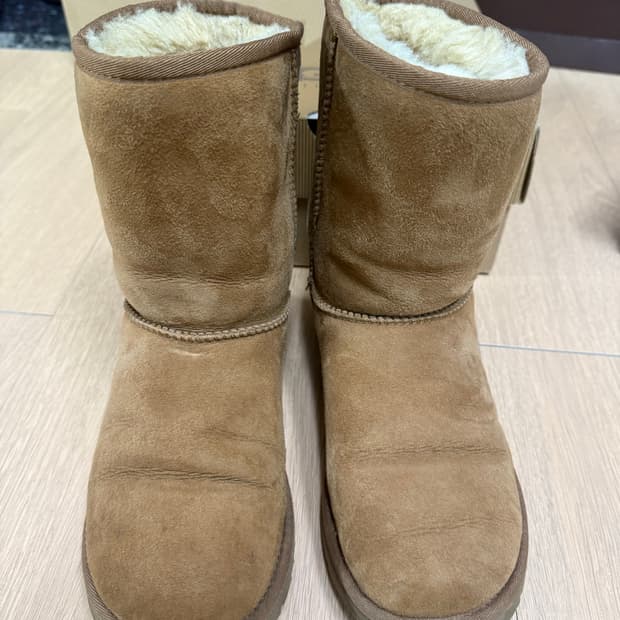 어그 클래식 오버로크 스티치 숏 부츠 230사이즈