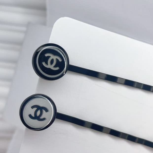샤넬 뷰티 로고 헤어핀 2종 