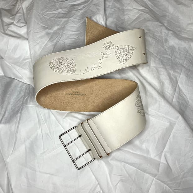 꼼데가르송 화이트 레더 플로럴 엠브로이더리 와이드 벨트