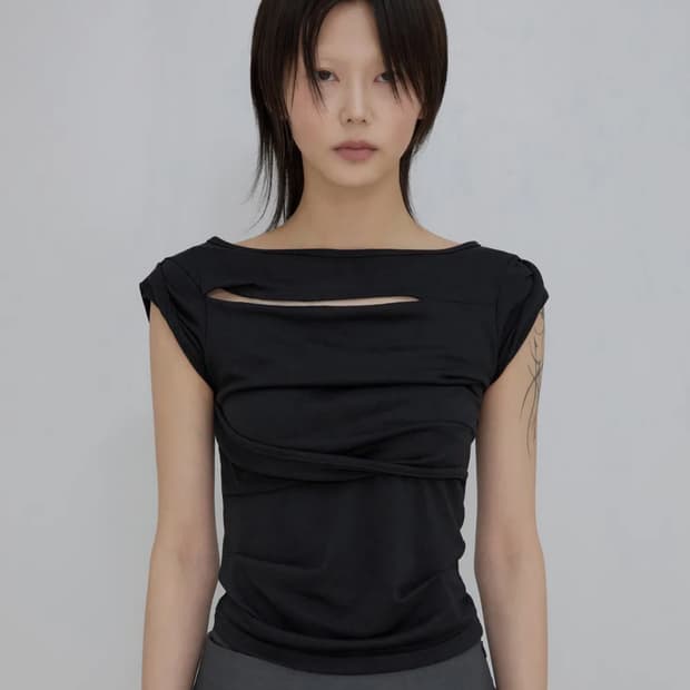 플레어업 Draped Roll-Up T-Shirt 블랙