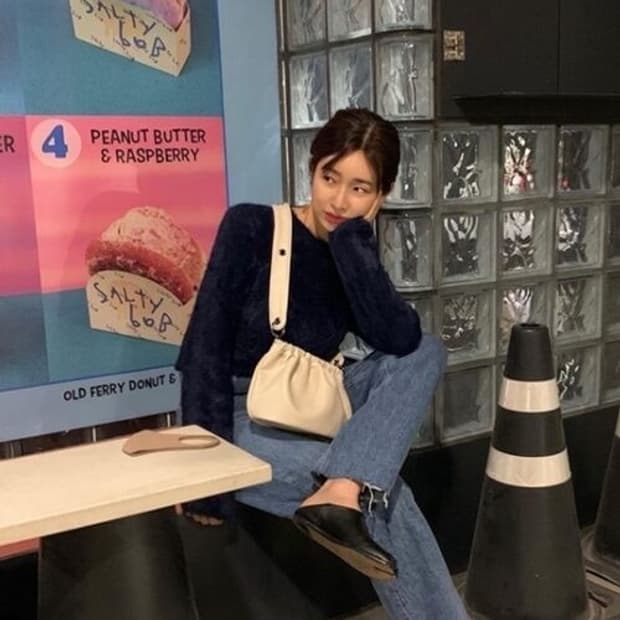 (차정원, 안소희 착용)세이모온도 에그백 아이보리