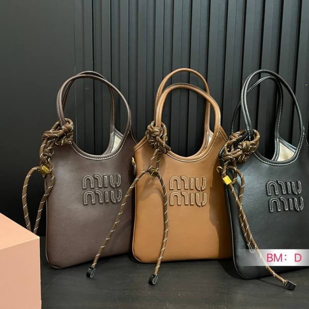 미우미우(Miu Miu) 아이비 가죽 핸드백