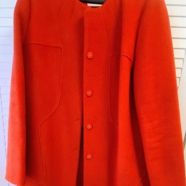 비비드한 다홍색 Ecole de Paris 울 핸드메이드 자켓입니다