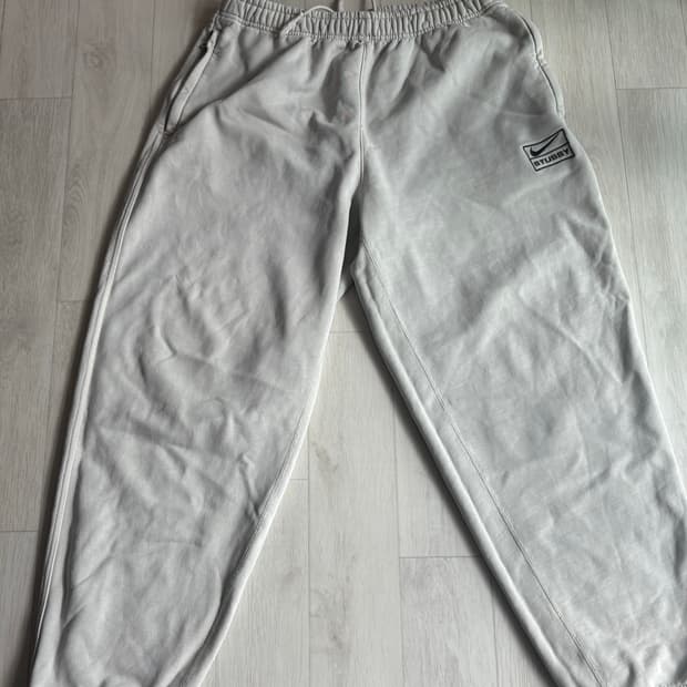 나이키 x 스투시 피그먼트 다이드 플리스 팬츠L라이트 본 (FZ9992-