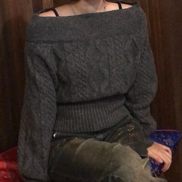 회색 니트 오프숄더 