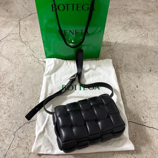 보테가베네타 패디드 카세터백 (은장)