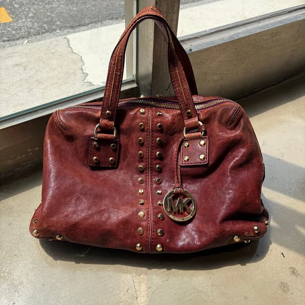 Michael Kors 스터드 레더 토트백
