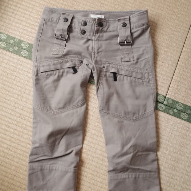 Buckle capri pants