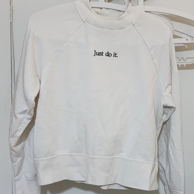 나이키 화이트 크롭 맨투맨 M