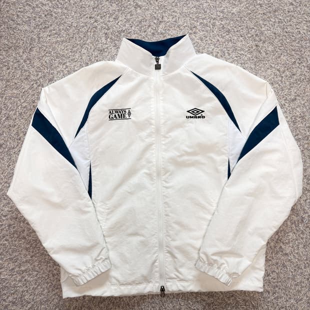 엄브로 아이보리 바람막이