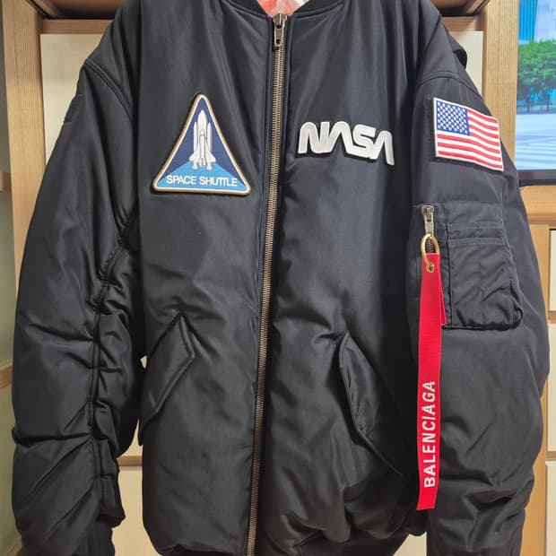 [46] 발렌시아가 나사 봄버 블랙