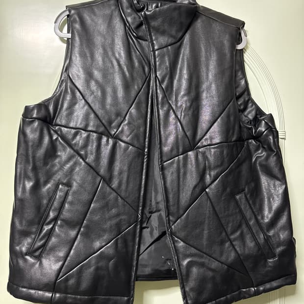 아조바이아조 스타 비건 레저 푸퍼 베스트