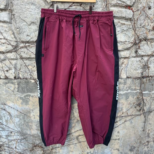 큐마일 뉴트로 배기 사이드라인 3L 조거 팬츠 보드복 버건디