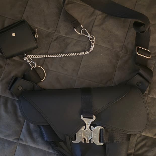 1회 착용) 이우가마카라스 Triple Covered Buckle Bag