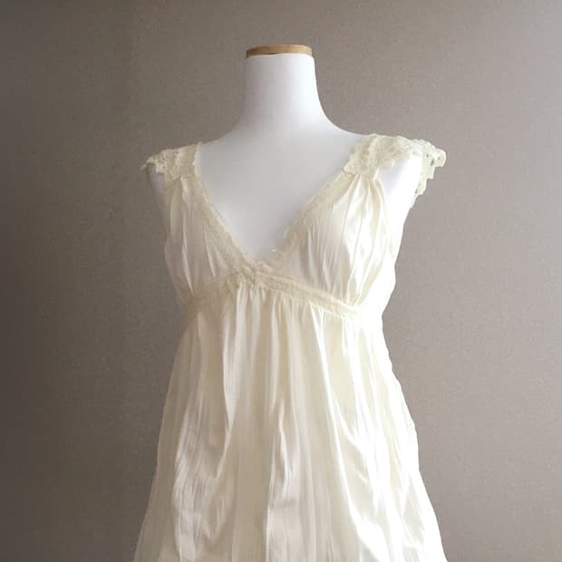 바닐라 플리츠 슬리브리스