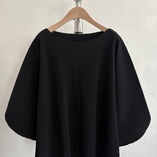 Issey Miyake me 이세이미야케 미 블랙 컬러 플리츠 탑