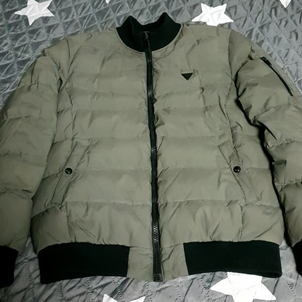 게스 덕다운 삼각로고 패디드 블루종 자켓 라이트카키 (L)