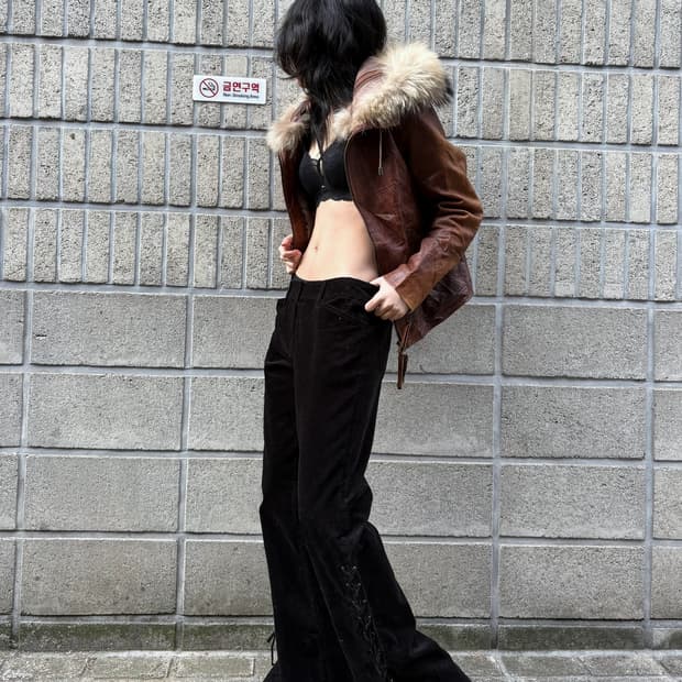 사이드 아일렛 디테일 부츠컷 팬츠