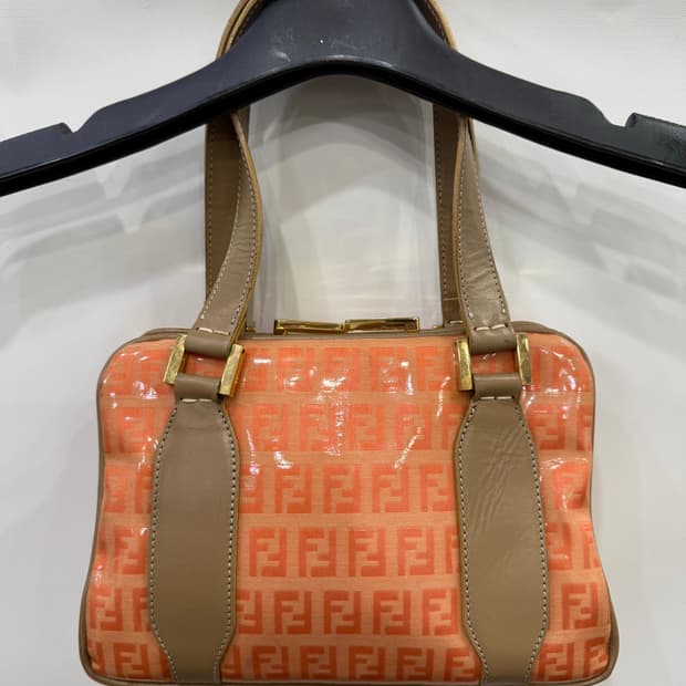 펜디 주카 패턴 토트백 오렌지 색상입니다