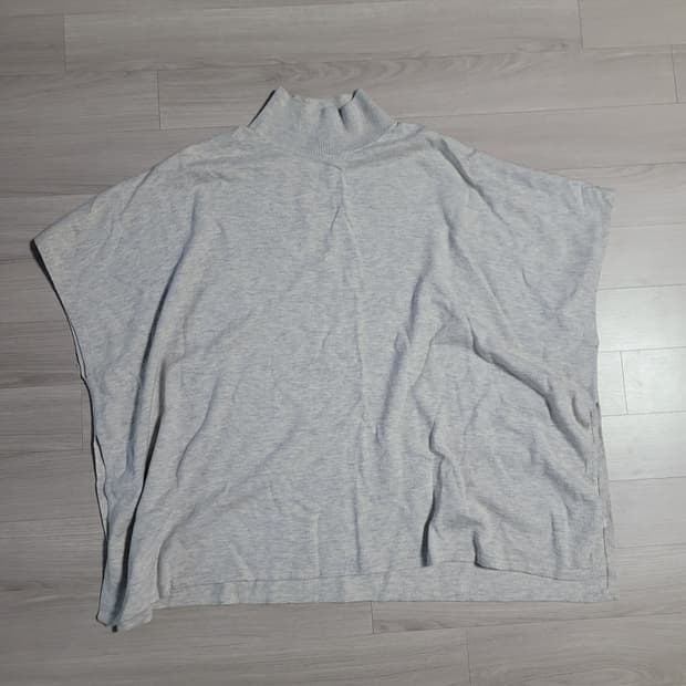 COS의 고급스러운 캐시미어 울 혼방 판초 니트 