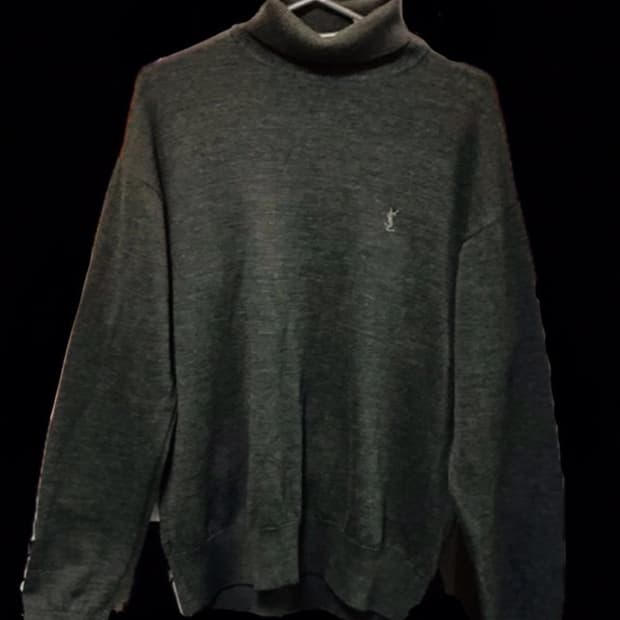 입생로랑 터틀넥 니트