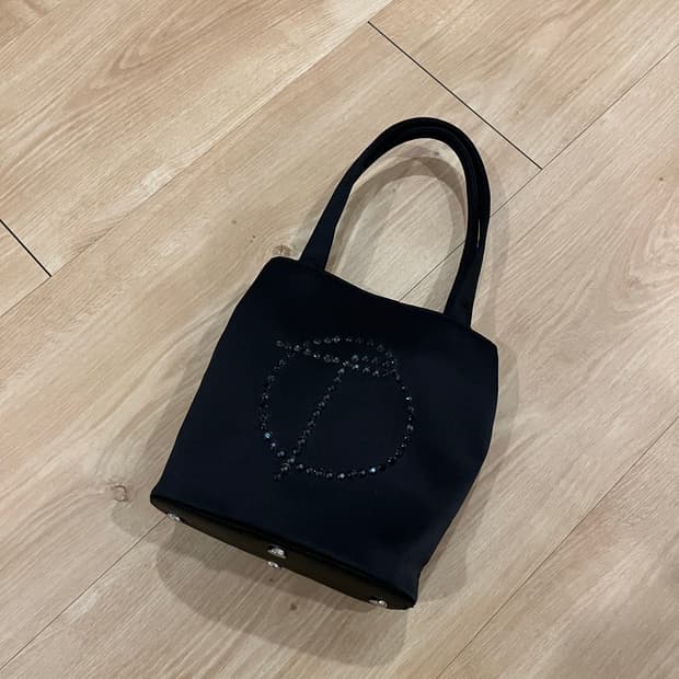 Openyy 오픈 와이와이 사틴 로고 토트백 블랙