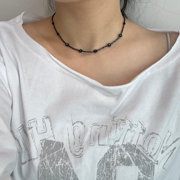 Black flower cubic beads necklace