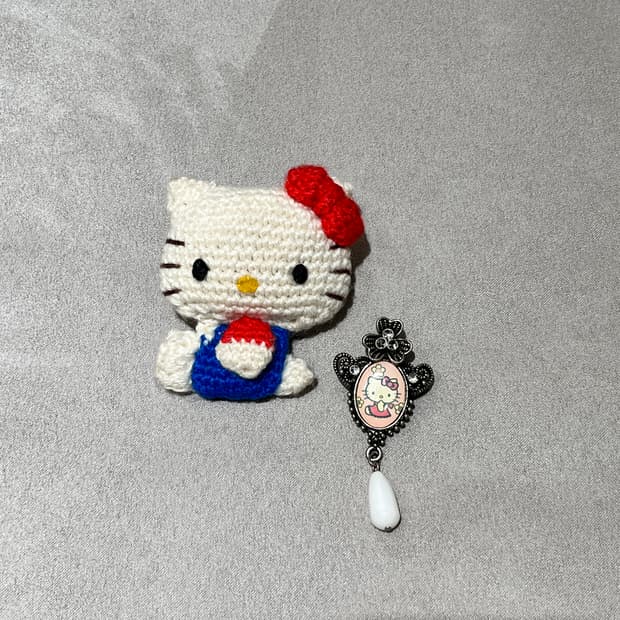 키티 뜨개 브로치 + 드롭 뱃지 일괄 