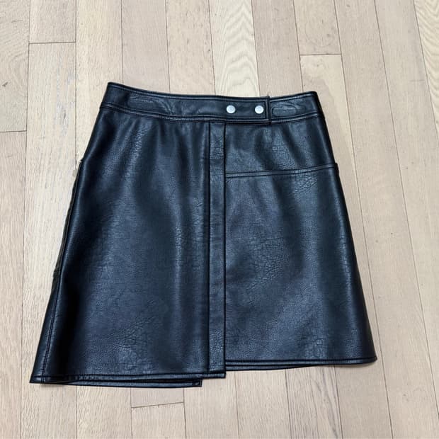 구호플러스 합성가죽 스커트 블랙 스뫃