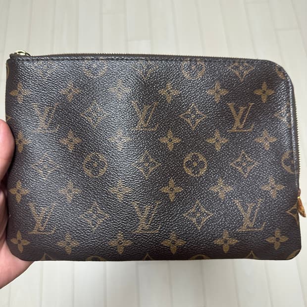 루이비통 에튀보야주 클러치 pm