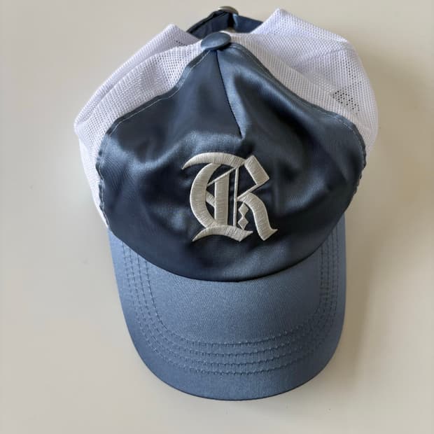 커렌트 새틴 매쉬 캡