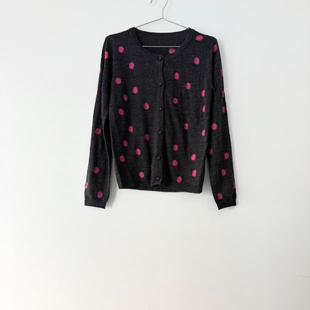 Pink dot cong cardigan / charcoal